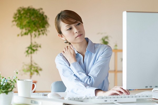 肩こりに悩む女性