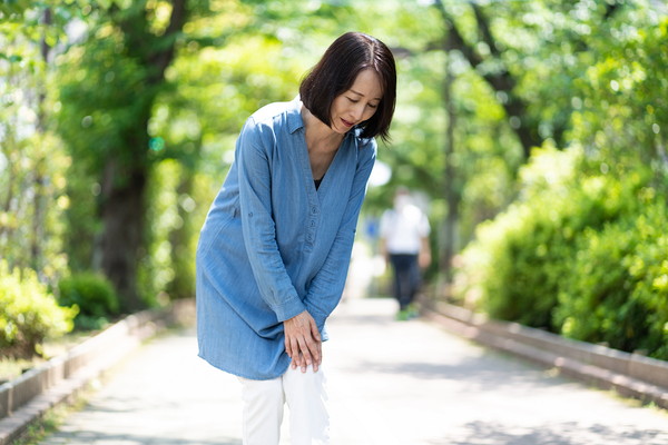 歩いていて膝が痛む女性